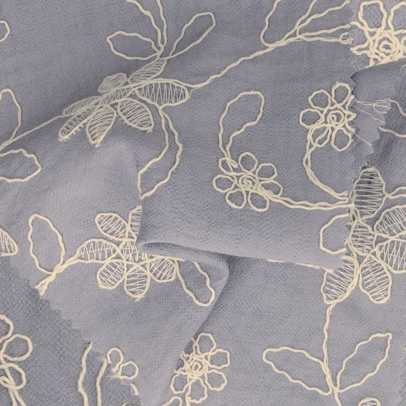 Coupon 3m Tissu Viscose Polyamide Brodé Bleu
